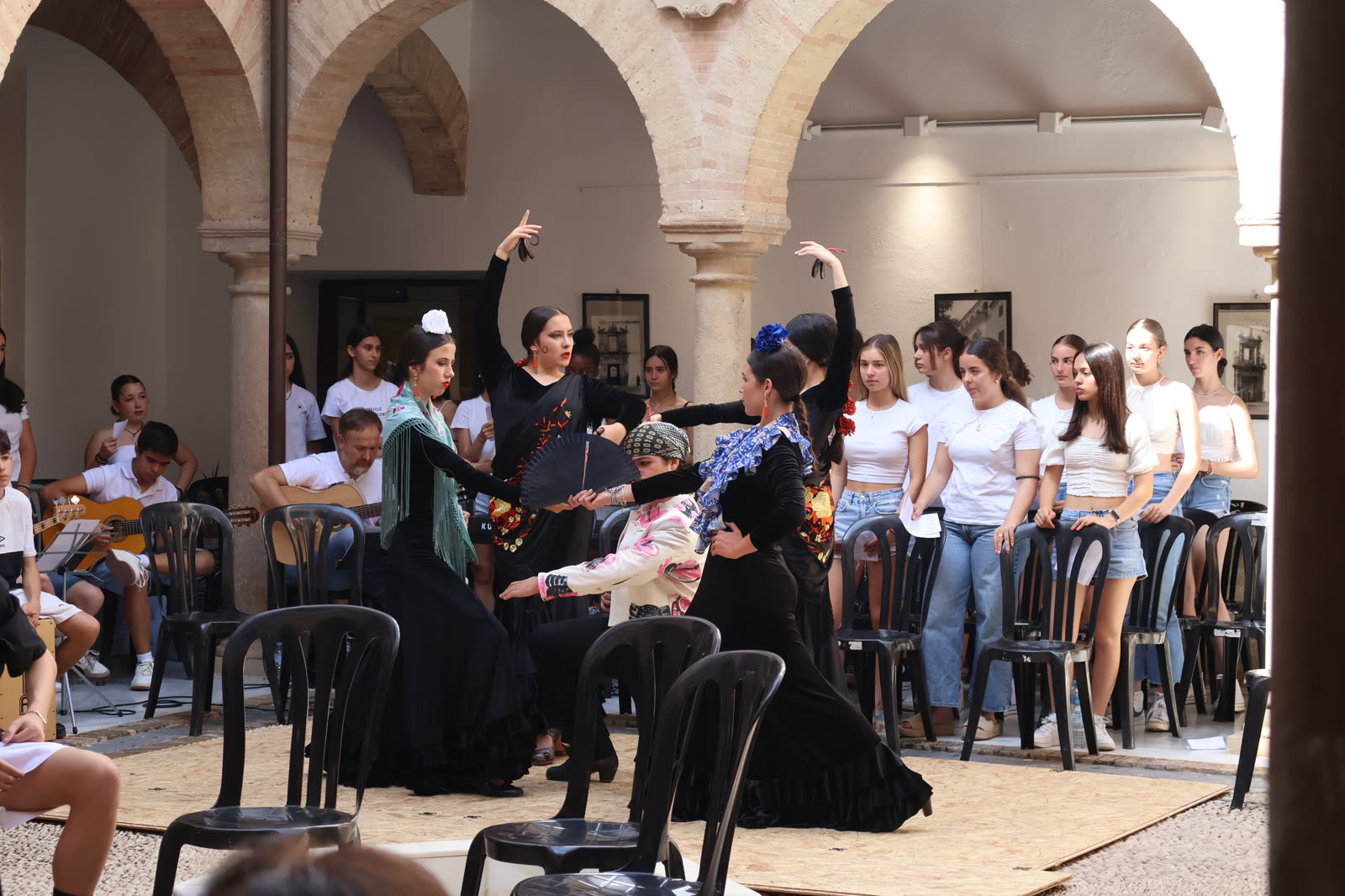 Coro, guitarra y baile durante una escena colectiva