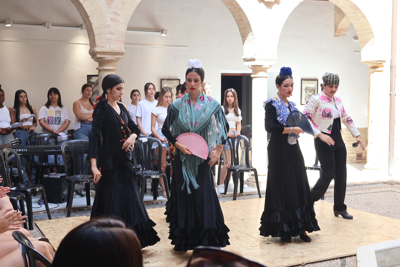 Cuadro de baile con mantones, abanicos y coro al fondo
