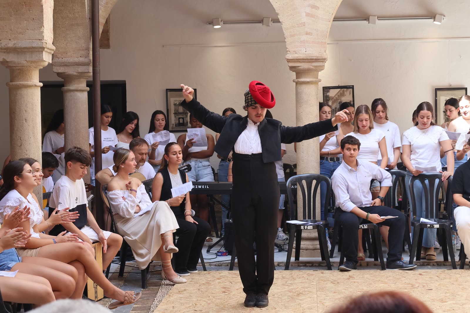 Escena teatral con varios estudiantes interpretando personajes lorquianos