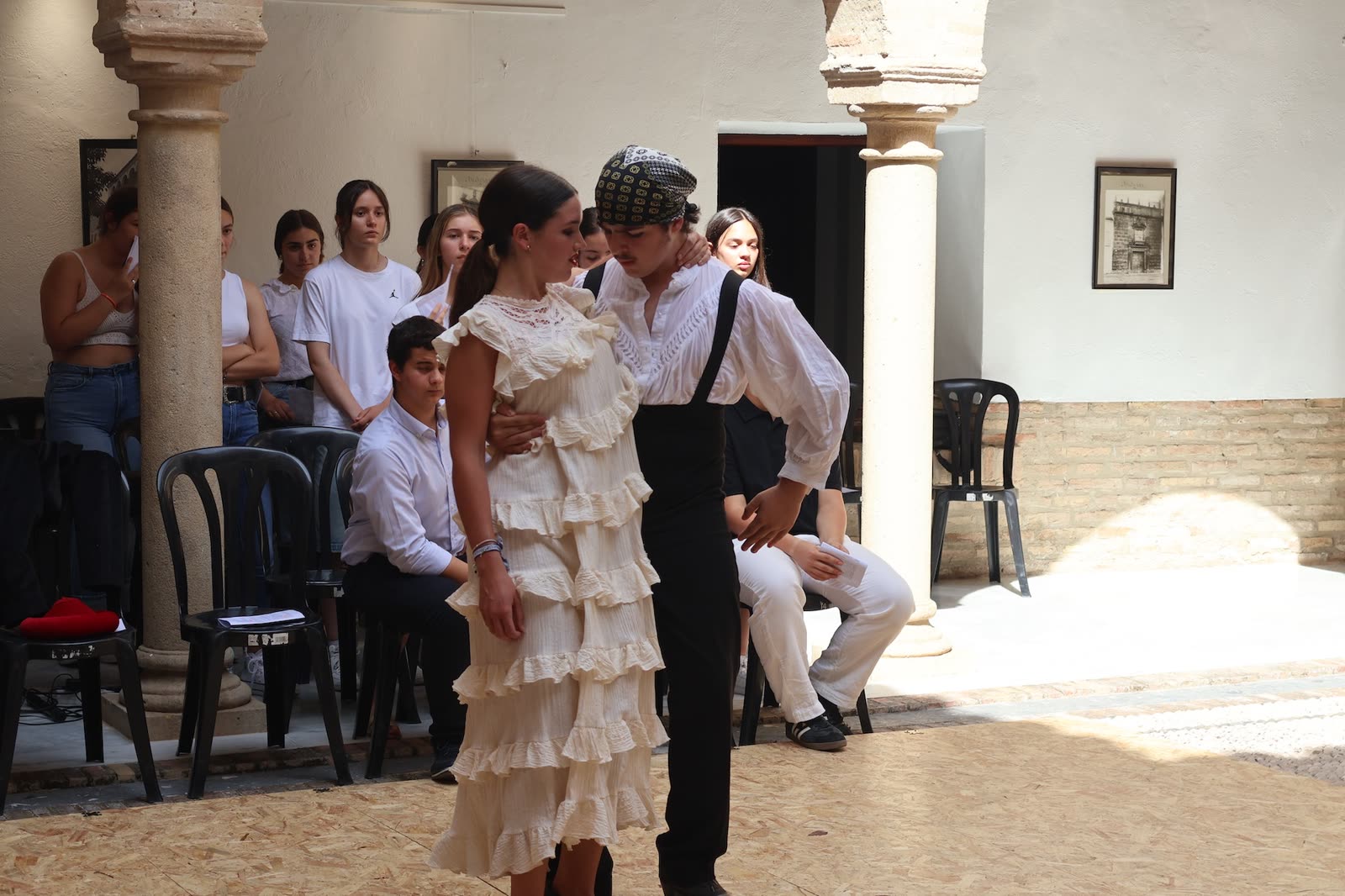 Grupo de estudiantes interpretando textos con acompañamiento musical