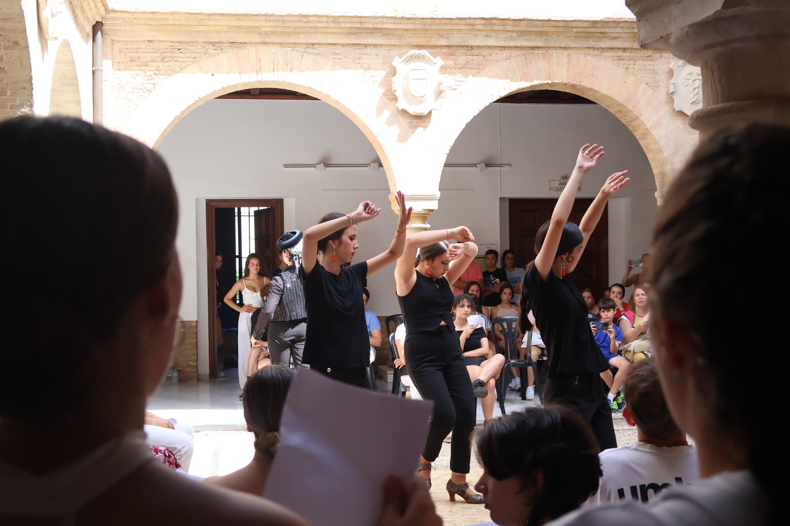 Bailaoras interpretan una escena vistas desde el público
